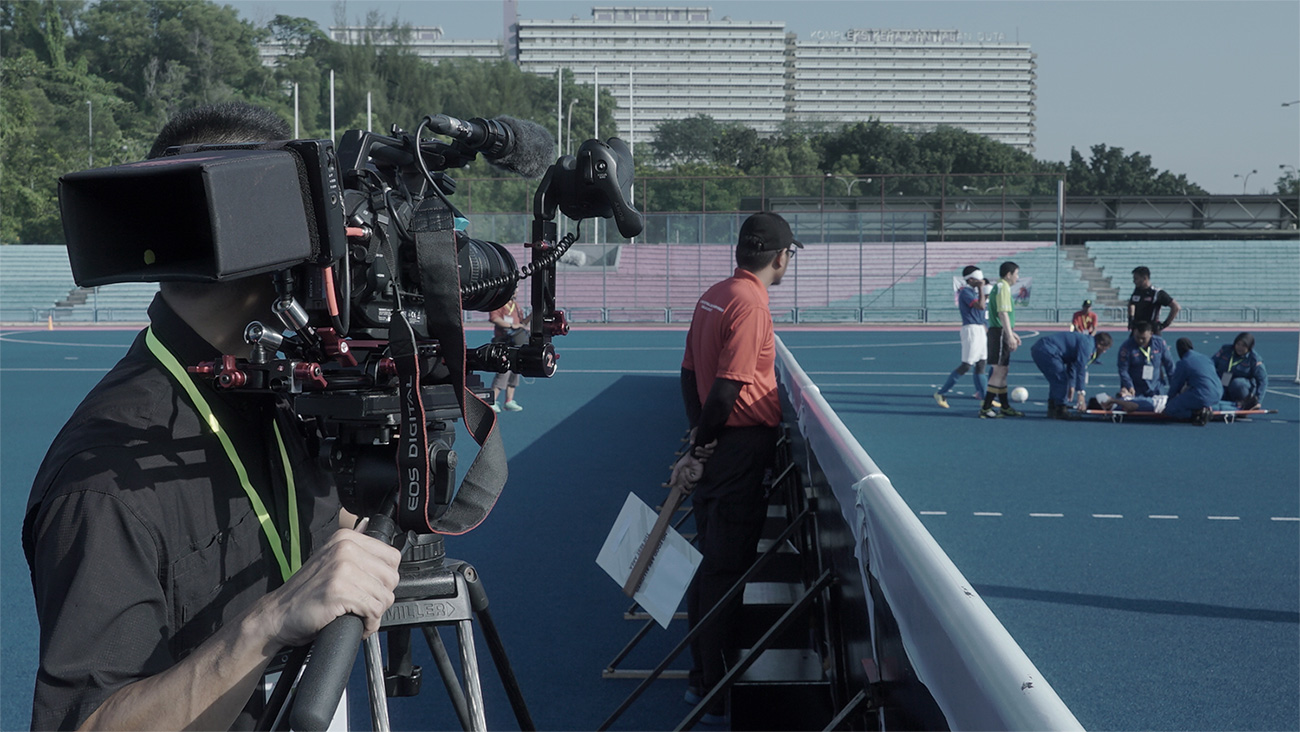 Juru sinematografri Chin Hor merakam pasukan medik memberi bantuan kepada pemain yang tercedera di atas padang semasa IBSA Blind Football Asian Championships.