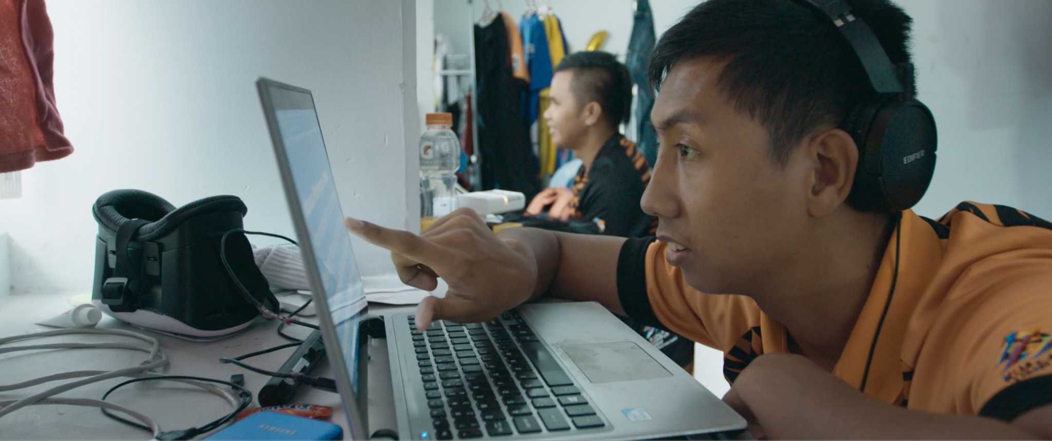 Blind footballer Asri is using his computer, assisted by a screen reader. 