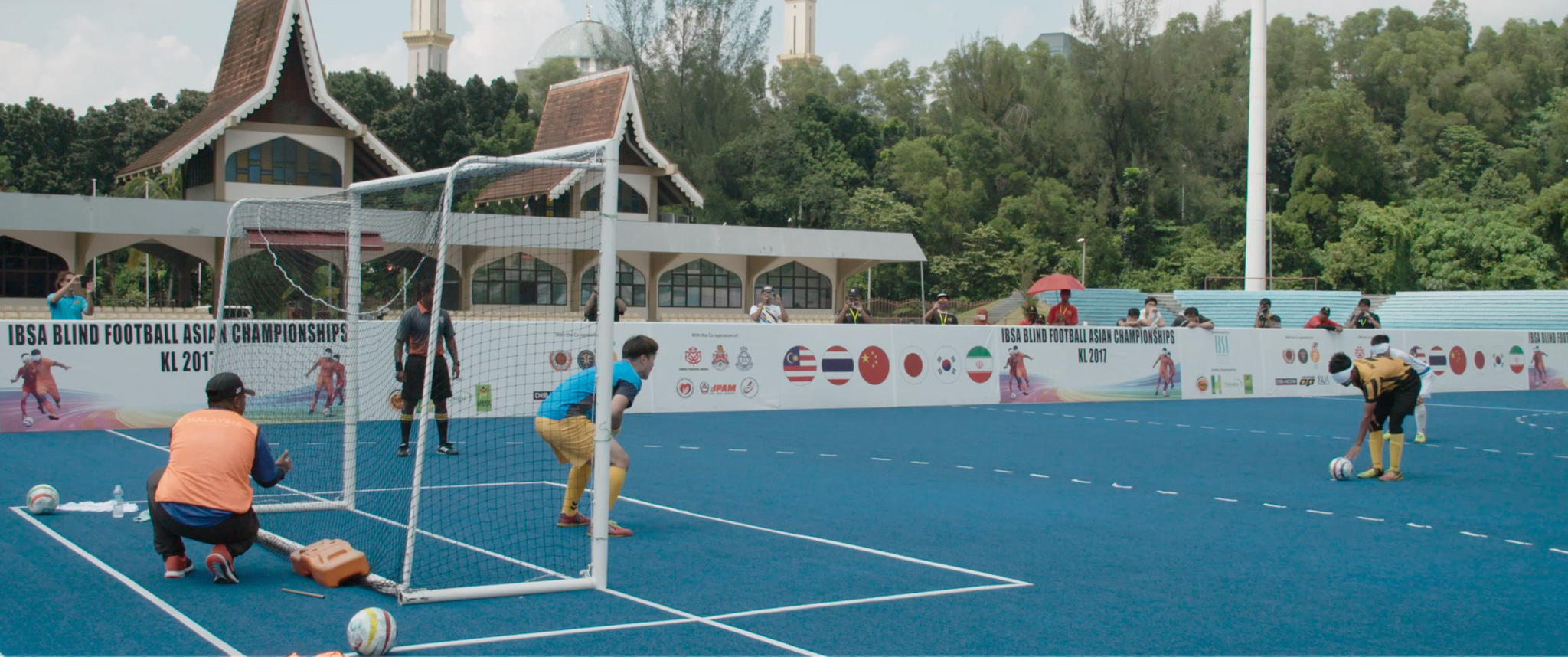 Pemain bola sepak buta Pokyi bersedia untuk mengambil sepakan penalti semasa perlawanan di antara Korea Selatan ketika IBSA Blind Football Asian Championships.